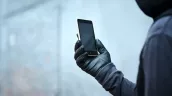 /VIDEO/ A cerut telefonul pentru un apel, apoi a rupt-o la fugă: Ce riscă un bărbat care ar fi profitat de bunătatea unei femei
