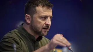 "Никого не заставляют гибнуть ради руин". Зеленский допустил отступление ВСУ из Покровска