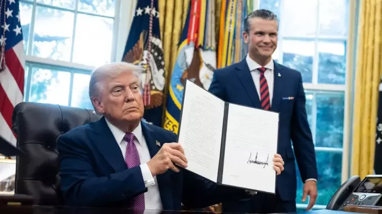 donald-trump-isi-prezinta-ordinul-executiv-alaturi-de-secretarul-apararii-pete-hegseth-foto-profimedia-e1757133486134