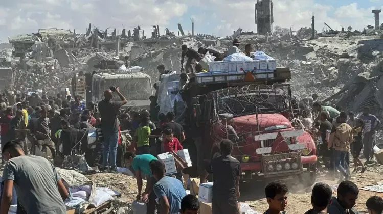 palestinienii-au-inconjurat-camioanele-de-ajutor-umanitar-care-au-intrat-in-cele-din-urma-in-gazaa-foto-profimedia-e1760275997889
