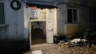 Explozie într-un bloc din municipiul Bistrița: „O posibilă acumulare de gaze”
