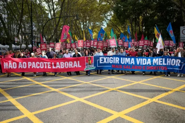 Protest-la-Lisabona-cu-manifestanti-care-tin-banere-pe-care-scrie-„Nu-pachetului-muncii-si-„Cerem-o-viata-mai-buna
