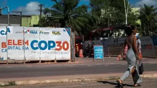 /ФОТО/ Коренные народы Амазонии прорвались на саммит COP30 в Бразилии, требуя остановить вырубку лесов