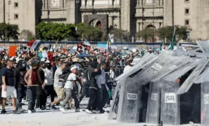 /ВИДЕО/ В Мехико протест против политики правительства закончился стычками: есть пострадавшие