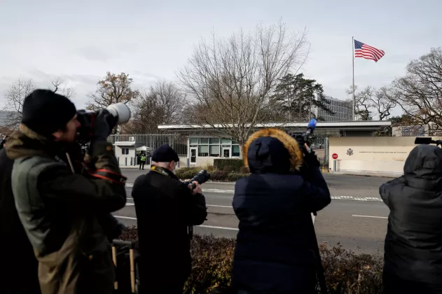 Jurnalisti-in-fata-misiunii-diplomatice-a-SUA-din-Geneva-in-ziua-discutiilor-cu-Ucraina-si-europenii-privind-planul-american-de-pace