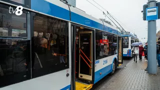 Pieton lovit de troleibuz la Chișinău: Bărbatul a ajuns la spital după accident 