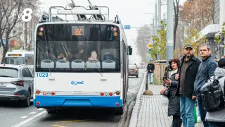 /VIDEO/ 7 lei pentru o călătorie cu transportul public: Unii chișinăuieni s-au grăbit să cumpere abonamente