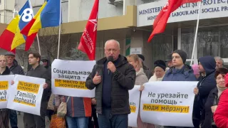/VIDEO/ Protest la Ministerul Muncii și Protecției Sociale, organizat de PSRM: „Ați tăiat compensațiile? Tăiați-vă salariile”
