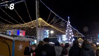 /VIDEO/ Târgul de Crăciun, luat cu asalt în prima zi de deschidere: Cât timp va fi deschis iarmarocul din centrul Chișinăului
