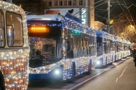 /ФОТО/ В Кишиневе общественный транспорт украсили к рождественским праздникам