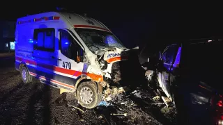 /FOTO/ Accident grav la Cahul: Ambulanță distrusă, trei oameni la spital și șofer dat în căutare