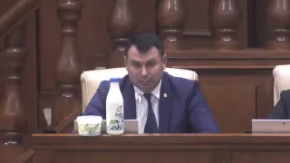 /VIDEO/ Vasile Costiuc, cu lapte și brânză la Parlament: „Propunerea e să audiem șeful ANSA”