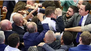 /VIDEO/ Bătaie în Parlamentul Slovaciei: Un deputat al Guvernului local a aruncat cu o sticlă de plastic spre un adversar