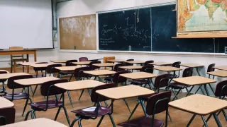 Большинство учащихся вернутся за парты 9 января. Кто продлит зимние каникулы?