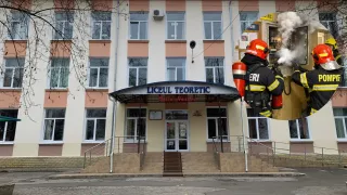 В столичном лицее из-за пожара эвакуировали почти 1300 человек: огонь охватил электрощит на третьем этаже