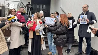 /VIDEO/ Protest tăcut și scandal la CSM: Judecătoarea Marina Rusu a venit cu un copil în brațe, după ce s-a plâns pe Facebook