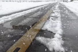 /ВИДЕО/ На дорогах Японии используют необычный способ борьбы со снегом: распыляют теплую воду