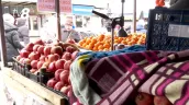 /ВИДЕО/ Мороз на центральном рынке Кишинева: овощи и фрукты отогревают пледами и свечами