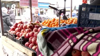/ВИДЕО/ Мороз на центральном рынке Кишинева: овощи и фрукты отогревают пледами и свечами