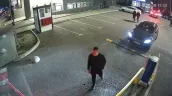 /VIDEO/ Momentul în care un șofer furios distruge bariera unui supermarket din Chișinău: Poliția îl caută