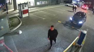 /VIDEO/ Momentul în care un șofer furios distruge bariera unui supermarket din Chișinău: Poliția îl caută