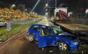 Accident teribil în Chișinău: Doi tineri au murit după ce o mașină s-a izbit într-un camion de tractare