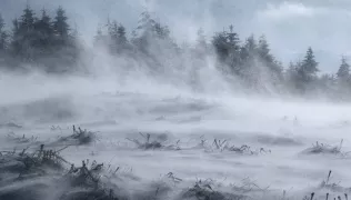 Patru moldoveni, blocați în munții Făgăraș: Salvamontiștii nu pot interveni din cauza codului roșu de vreme extremă  