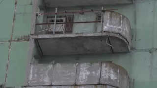 /VIDEO/ Panică într-un bloc din Capitală după prăbușirea unui balcon: Locatarii se tem să intre în apartamente