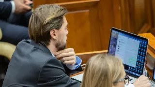 /FOTO/ Discuție pe chatul „Kenții” de WhatsApp la ședința Parlamentului. Deputat PAS: „Cine ce alcool are?”