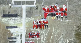 /ВИДЕО/ В США сотни Санта-Клаусов скатились на лыжах с горы на благотворительном заезде