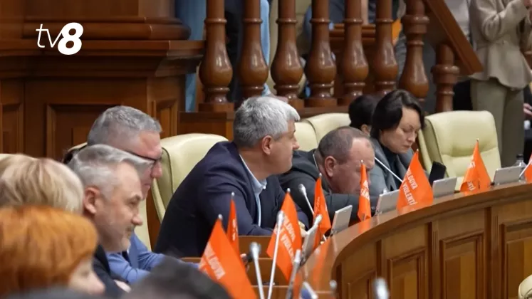 POLITICENI ANUL NOU