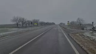 Сложные участки молдавских трасс проверили специалисты. Дорожники рассыпали 10 тонн соли