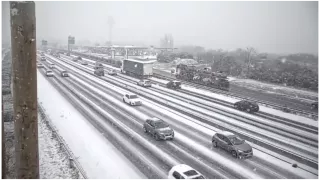 /VIDEO/ Ninsorile dau peste cap transportul în Europa: Zboruri anulate, școli închise și drumuri blocate