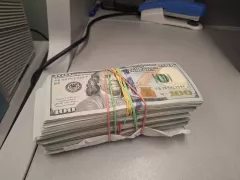 O tânără a încercat să treacă frontiera cu zeci de mii de dolari: Unde au găsit vameșii banii