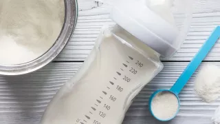 Крупнейшие компании Nestlé, Danone и Lactalis отзывают детские смеси из-за риска заражения токсином: что известно?