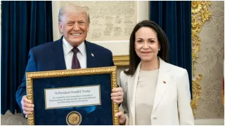 /ВИДЕО/ Венесуэльская оппозиционерка вручила Трампу свою Нобелевскую премию мира