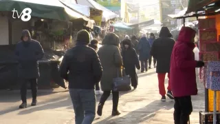 /VIDEO/ O iarnă cum nu s-a văzut de cinci ani. Frigul îi ține acasă pe mai mulți comercianți din Piața Centrală