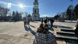 /VIDEO/ Gerul i-a speriat pe credincioși: Rânduri mai mici după agheasmă în scuarul Catedralei, în Ajunul Bobotezei