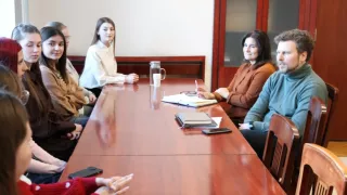 Discuții despre gândaci cu ministrul Educației: Ce le-a promis Dan Perciun unor studenți cazați în căminul UTM