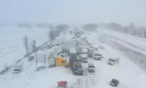 /ВИДЕО/ В Мичигане из-за снежной бури произошла цепная авария: повреждены около 100 машин