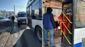 /ВИДЕО/ В Кишиневе двум пассажирам троллейбуса понадобилась помощь медиков после резкого торможения 