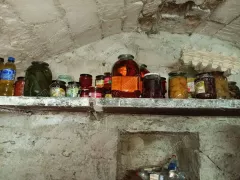 Noapte cu ghinion pentru un bărbat: Ar fi intrat în beciul vecinului după vin, dar a ieșit cu dosar penal