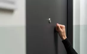 Метод "продаж": В Кишиневе мошенники ходят по квартирам и выдают себя за сотрудников социальных служб