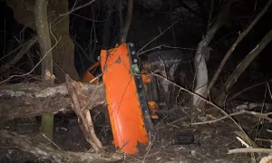 /FOTO/ Autospecială de întreținere a drumurilor, răsturnată la Orhei: Două persoane, transportate la spital