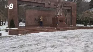 /VIDEO/ Monumentul lui Lenin de la Moldexpo a fost vandalizat: Ce riscă făptașii