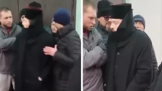 /VIDEO/ „Te-ai ferit de aici!” Scandal la ușa bisericii din Dereneu: Enoriașii au blocat accesul preotului