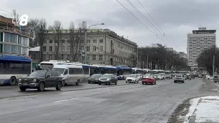 /VIDEO/ Magazine închise, ambuteiaje de troleibuze și semafoare oprite: Cum arată Chișinăul fără lumină