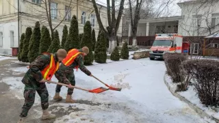 В Кишиневе и Бельцах для борьбы с гололедом привлекли армию