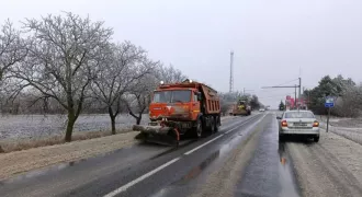 Мокрый снег и гололед: дорожные службы работают в усиленном режиме