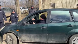 /VIDEO/ Doi deputați, în vizorul poliției: Momentul în care scot o mașină reținută din parcarea specială
